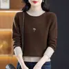 Outono Inverno 2026 Tricô Versátil Novo Espesso Moda Feminina Temperamento Elegante Emagrecedor Solto Gola Semi-Alta Blusa Base Color Block