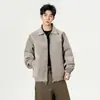 Chaqueta de solapa estilo retro de moda para hombre, otoño 2026, corte holgado, cierre de cremallera, decoración de remaches, prenda exterior elegante y casual para el día a día
