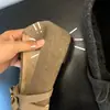 Sapatos Mary Jane femininos com bico quadrado, apresentando um salto oculto, um estilo inspirado na Chanel e um novo design de inverno 2025 com forro felpudo e detalhe de laço, exalando um visual elegante e peludo.