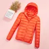 Precio al por mayor 2023 Invierno nuevo chaqueta de plumón ligera para mujer abrigo corto con capucha ultraligero ultrafino ligero moda tendencia