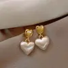 Pendientes de Perla en Forma de Corazón de Lujo Ligero Estilo Coreano, Exquisitos y Únicos, Elegantes Clavos de Corazón de Melocotón, Pendientes de Gama Alta Simples y Sofisticados para Mujer