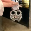 Regras que Chamam a Atenção ~ Brincos de Franja Metálica Brilhantes Exquisitos e de Alto Padrão Moda Acessível de Luxo Retrô Brincos Exagerados