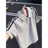 Camisa polo azul marinho com estampa de escamas de dragão, camiseta masculina de verão em seda gelada respirável com três listras e manga curta, estilo esportivo retrô