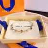 Pulsera de Lujo Ligero Marca V de 26 Luces, Artículo Popular de Venta Transfronteriza, Joyería Versátil Elegante de Moda para Mujer con Diseño Único