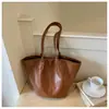 Bolsa Tote de Couro Wax Oleoso de Grande Capacidade Feminina Outono 2026 Nova Estilosa Toque de Luxo Bolsa de Ombro Único Bolsa para Trabalho e Deslocamento