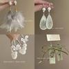 Pendientes de metal retro francés con diseño de nicho de flores blancas, elegantes pendientes geométricos femeninos con temperamento, joyería al por mayor