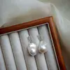 Pendientes de botón de perla barroca de agua dulce natural asimétricos de plata 925