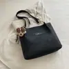 A Textura da Bolsa é Simples, Bolsa de Ombro Estilo Novo, Fashion, Casual e Personalizada, Grande Capacidade, Bolsa Tote Feminina Primavera 2026