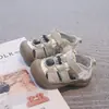 Sandálias Esportivas Infantis 2026 Verão Novo Malha Respirável Vazada para Meninas Fivela de Nariz de Porco Solado Macio Antiderrapante Sapatos de Praia