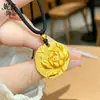 Nuevo colgante redondo antiguo de estilo chino tallado en oro con diseños de libélula y loto, un amuleto lujoso y elegante para la prosperidad y la paz