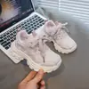 Sapatos modernos infantis 2026 verão novo modelo tênis de malha simples para meninas respirável leve estiloso doce casual sapatos de malha