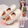 Zapatos de princesa infantiles estilo coreano con lunares y lazo, nuevo modelo principios de otoño 2026, zapatos casuales de piel para niñas, punta dividida sintética, suela blanda