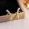 Aretes de Zirconia con Forma de Lazo Electrochapados en Oro Real Aretes con Diseño Calado Lujo Accesible Francés Aretes Simples Dulces de Nicho