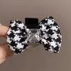 Grampo de cabelo espinha de peixe estilo Chanel xadrez preto e branco franja presilha pequena nuca presilha de tubarão presilha para rabo de cavalo alto acessórios de cabelo