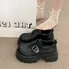 Mocassins femininos de bico redondo com fivela de metal, sola grossa, que aumentam a altura, para calçar sem cadarço, sapatos pequenos de couro, doces e descolados, estilo preppy, versáteis para o trabalho.