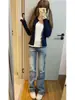 Jeans acampanados de tiro bajo de alta calle americanos para mujer, nuevo estilo de verano con un diseño único para chicas a la moda, corte ajustado, versátiles y elásticos