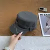 Chapéu de Cavaleiro Retrô com Rebites e Aba Reta 2026 Novo Design Feminino Senso de Moda Nicho Versátil Chapéu Bico de Pato Emagrecimento Facial