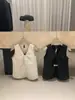 Wgwe8984 Guangzhou Shisanxing Roupas Femininas Primavera/Verão Novo Colete Torcido Gola V Design Único Sem Mangas Top Tendência