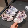 Zapatillas deportivas para niñas con suelas blandas, nueva colección primavera 2025, parte superior de malla, diseño de Kuromi, antideslizantes, modernas, para niños