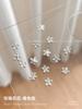 Exquisita joyería de aleación con diseño de flor de cinco pétalos para decoración de uñas, mezcla tridimensional de perlas, taladro para uñas, decoración transfronteriza al por mayor