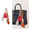 Diseño de Lujo Ligero Europeo y Americano Bufanda de Seda con Borlas Accesorio Colgante Pequeño de Zapatilla Marca H Versátil para Bolsos y Llaves de Coche