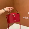 Moda Outono 2026 Tendência Versátil Simples Casual Decorativo em V Tendência Bolsa Pequena Quadrada de Ombro Cruzado