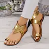 Sandalias de dedo transfronterizas europeas y americanas de talla grande con tiras de hebilla, suela plana, nuevos estilos de comercio exterior, disponibles en varios colores, tallas europeas, sandalias de playa para mujer