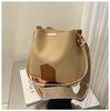 Diseño Nicho Bolso Pequeño Mujer Primavera 2022 Nueva Moda Moderna Correa Ancha para el Hombro Popular en Internet Portátil Hombro Cruzado Cubo