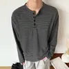 Camiseta Henley de Manga Longa Listrada Vintage Primavera 2026 para Homens e Mulheres, Corte Solto, Versátil, Casual, Top Simples