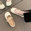 Sapatilhas Mary Jane bicolores estilo francês para mulheres, nova coleção outono 2026, sola macia, couro macio, antiderrapante, sapatos de couro da moda com detalhes de pérolas