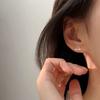 Aretes de tuerca triangulares negros fríos de plata esterlina s999, aretes huecos con espacio lindos y creativos, accesorios simples de estilo japonés y coreano al por mayor