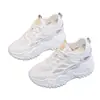Zapatos de verano para mujer que aumentan la altura para personas menudas, zapatos de malla transpirable, nuevo modelo 2026, sandalias blancas de suela gruesa para mujer en verano