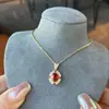 Estilo Coreano Luxo Acessível Nicho Vermelho Geométrico Conjunto de Joias de Três Peças para Mulheres Brincos Ins Colar Anel Corrente de Joias para Suéter para Mulheres