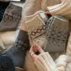 Calcetines de Lana Estilo Fair Isle para Mujer Calcetines de Media Pantorrilla Estilo Otoño/Invierno Engrosados Con Felpa Cálida Felpa Estilo Coreano Calcetines Largos de Invierno
