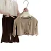¡NingliSo Coreano! El conjunto de otoño para niñas incluye un suave cárdigan de punto, un top sin mangas con volantes florales y pantalones de campana.