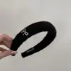 Faixa de Cabeça de Pelúcia de Alta Qualidade Inspirada na Chanel em Estilo Coreano com Aba Larga para Mulheres, Elegante e Estilosa, Acessório de Cabelo Versátil para Lavar o Rosto
