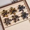 Pendientes de flor acrílica de leopardo plateado, estilo retro, exagerados y elegantes, de moda, ligeros y de lujo, de gran sentido, al por mayor.