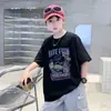 Verão 2026 Novo Estilo Infantil Camiseta Casual Sem Mangas Gola Redonda com Estampa de Desenho Animado Retrô Americano para Meninos e Crianças Mais Velhas