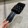 Primer Encuentro con las Sandalias Slip-On de Remaches Ultrasencillas Estilo Coreano para Mujer, Verano 2026, Adecuadas para Combinar con Vestidos, Vacaciones, Playa y Ropa Casual