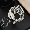 Bufanda de Satén de Seda Helada con Perlas y Hebilla Magnética para Mujer, Estilo Nuevo Verano 2025, Bufanda Larga de Moda para Protección del Cuello Diaria, para Viajes y Fotografía
