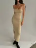 Saia justa de tricô de comprimento médio 2023 Verão novo sexy com fenda transpassada estilo europeu e americano vestido de alça