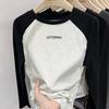 Camiseta de Manga Longa com Design Americano Outono 2023 Nova Blusa Estampada em Contraste Efeito Emagrecedor Camada Base para Mulheres