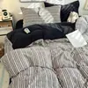 Conjunto de cama de quatro peças em veludo de leite liso, espessado e forrado com fleece, incluindo um lençol de baixo e uma capa de edredom, adequado para o inverno