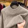 Suéter de lana de fabricante directo para hombre, tejido grueso jacquard de cuello medio alto para invierno, suéter cálido para padres de mediana edad y mayores