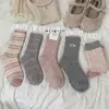 Calcetines de invierno de color café con rayas de lunares y estampado de corazones, hasta la pantorrilla, versátiles estilo coreano vintage, calcetines holgados con estampado floral estilo universitario