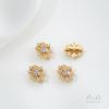 Accesorios de joyería de perlas de tres agujeros con forma de flor de encaje de circonita dorada de 14 quilates con fuerte retención de color.