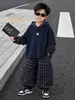 Elegante y moderno conjunto de dos piezas para niños, perfecto para la primavera y el otoño de 2026, con un diseño coreano de moda y un aspecto de dos piezas falso