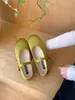 Sapatilhas de Cetim Únicas 2026 Novo Estilo Boca Rasa Sapatos Gentis de Noite para Combinar com Vestidos Sapatos Mary Jane