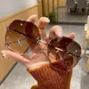 Novo Óculos de Sol da Moda de Verão Sem Aro com Corte nas Bordas Versão Coreana Tiktok Live Emagrecimento de Rosto Grande Óculos de Sol para Mulheres com um Toque Sofisticado