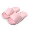 Pantuflas de baño para casa para hombres en verano, pantuflas frescas de suela gruesa para mujeres, de suela suave, secado rápido, ligeras, adecuadas para parejas para usar en interiores y exteriores